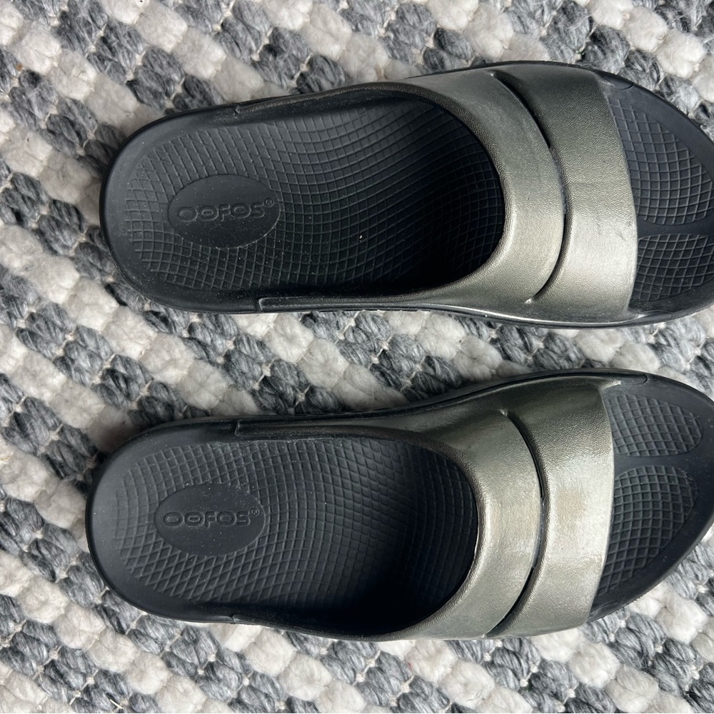 OOFOS Gray and Black Comfort Slides